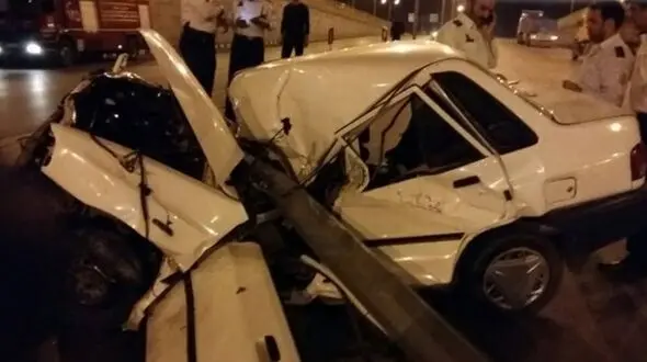 پراید در برخورد با تیر چراغ برق در کرج له شد+ عکس