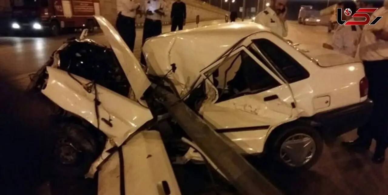 پراید در برخورد با تیر چراغ برق در کرج له شد+ عکس