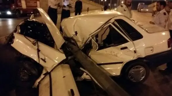 پراید در برخورد با تیر چراغ برق در کرج له شد+ عکس