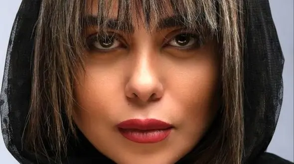 فیلم / چیدمان دلبرانه میز یلدایی الهام اخوان میترای سریال از یاد رفته با یک لباس شیک و باوقار