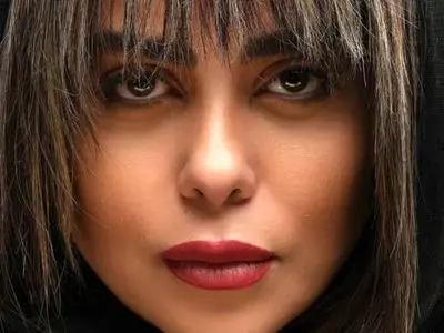 فیلم / چیدمان دلبرانه میز یلدایی الهام اخوان میترای سریال از یاد رفته با یک لباس شیک و باوقار ...