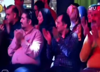 فیلم آواز محلی /  خواننده تو تلویزیون برنامه رو تبدیل کرد به عروسی تماشاچیا از جون دست میزنن ...