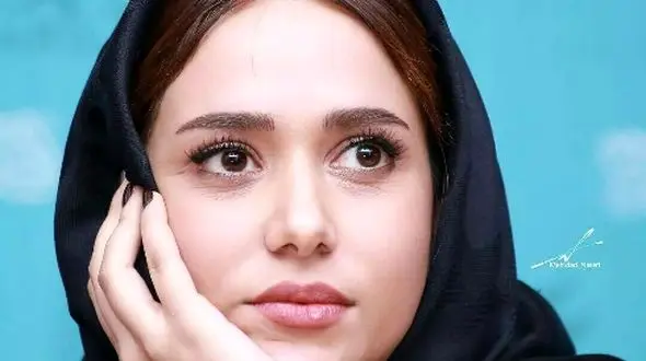 نگاهی به مدل مانتو های شیک و منحصربفرد پریناز ایزدیار با حفظ معیار حجاب اسلامی/ شیک در عین حال باحجاب+عکس