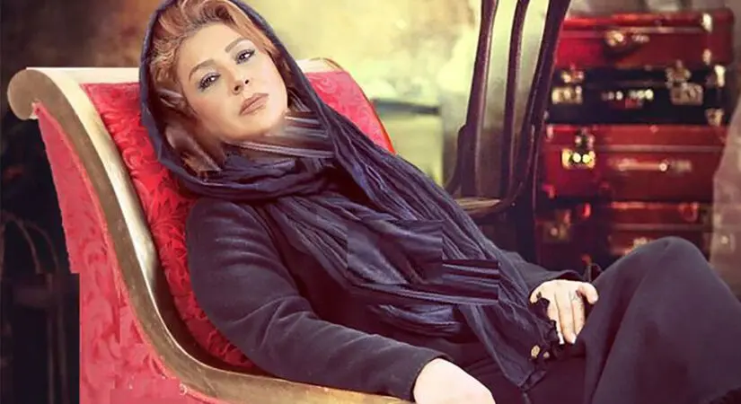 نگاهی به دکوراسیون لوکس منزل نسرین مقانلو / از مبلمان سبز سلطنتی تا تابلوهای خانوادگی و گیتار شخصی