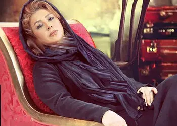 نگاهی به دکوراسیون لوکس منزل نسرین مقانلو / از مبلمان سبز سلطنتی تا تابلوهای خانوادگی و گیتار شخصی