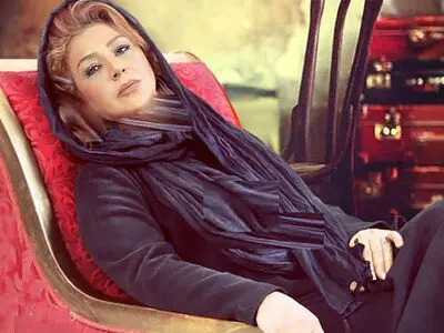 نگاهی به دکوراسیون لوکس منزل نسرین مقانلو / از مبلمان سبز سلطنتی تا تابلوهای خانوادگی و گیتار شخصی