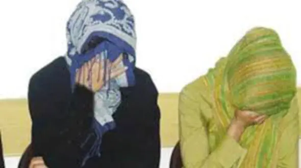 این 2 دختر فقط به بوق خودروهای شاسی بلند می خندیدند