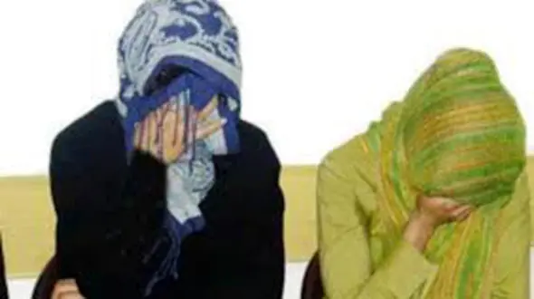 این 2 دختر فقط به بوق خودروهای شاسی بلند می خندیدند