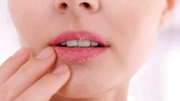 ساخت اسکراب لب در خانه برای درمان خشکی لب