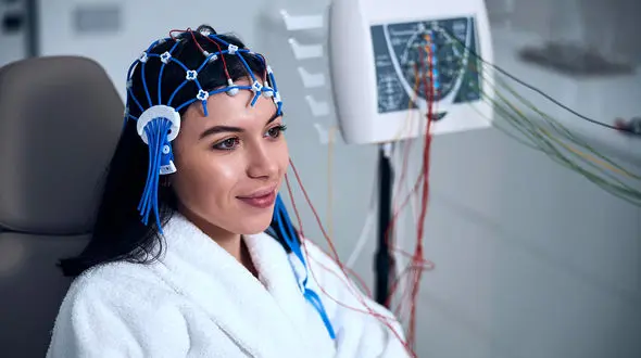 «راه رفتن دوباره بدون جراحی مغز؟ هدست ساده مغزی امید تازه‌ای برای بیماران فلج شد!»