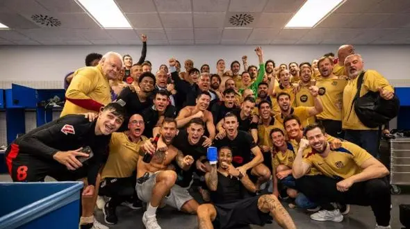 فیلم باورنکردنی از درگیری های هواداران بارسا و اسپانیول! / یک زن با ماشین از روی هواداران رد شد!