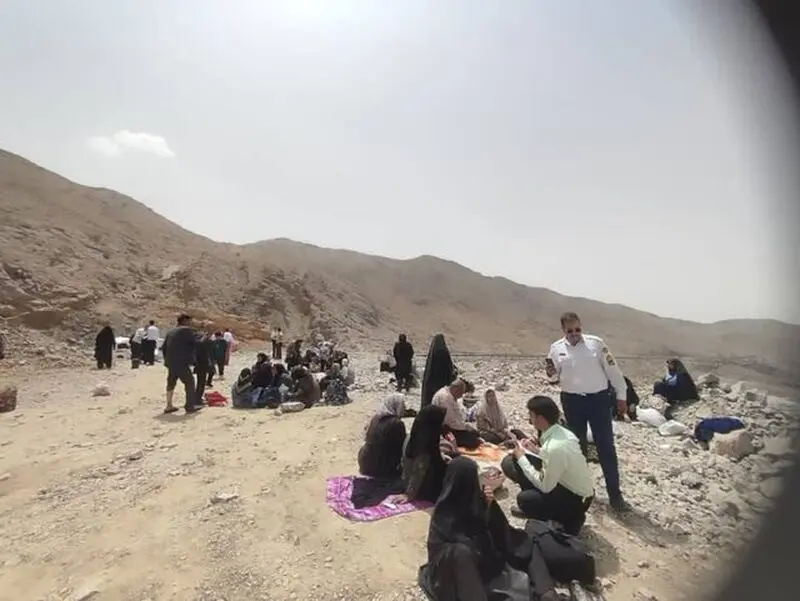 واژگونی اتوبوس مشهد به شیراز در تفت/انتقال تاکنون ۱۸ مصدوم به مراکز درمانی
