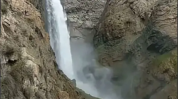 راهنمای بازدید از آبشار تنگ زندان در استان چهار محال و بختیاری / فیلم