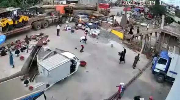 فیلم وحشتناک از حادثه تریلی با بار کنده های بزرگ درخت در چند خودرو