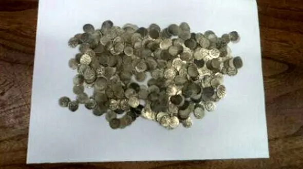 کشف ۳۸۸ سکه نقره قدیمی از مسافر پرواز مشهد به تبریز + عکس