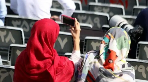 2 خانم ناشناس در تمرین تیم‌ملی در آزادی چه می کردند !