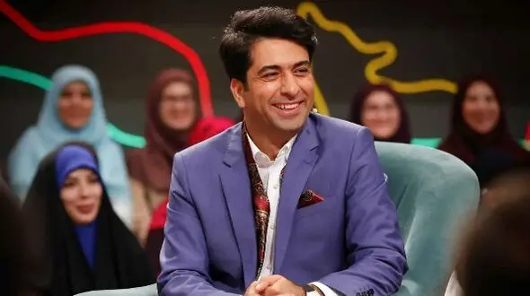 فیلم آوازخوانی باشکوه و بی نظیر محمد معتمدی خواننده محبوب ایرانی در بین تماشا گران / همه به وجد اومدند!