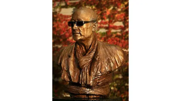 نصب سردیس عباس کیارستمی با زخم هایی از چاقو +عکس 