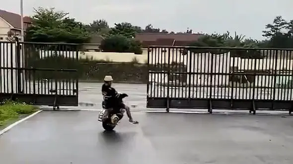 رانندگی با موتور تک چرخ/ عجیب ولی واقعی + فیلم 