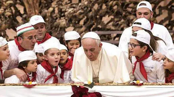 رهبر کاتولیک های جهان شمع تولد 81 سالگی اش را روی پیتزای 4 متری فوت کرد+تصاویر