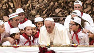 رهبر کاتولیک های جهان شمع تولد 81 سالگی اش را روی پیتزای 4 متری فوت کرد+تصاویر