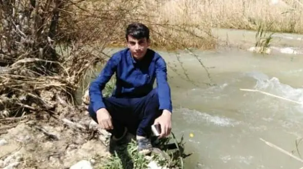 فداکاری پسر جوان هنگام سیل استهبان + عکس حمیدرضا فاطمی نیا