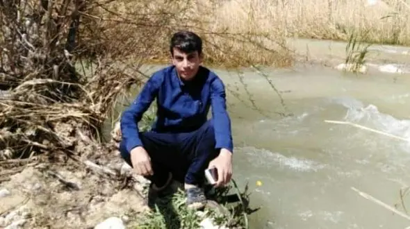 فداکاری پسر جوان هنگام سیل استهبان + عکس حمیدرضا فاطمی نیا