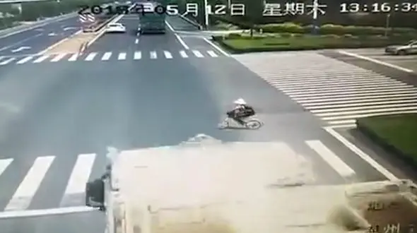 تصادف وحشتناک تریلی با دوچرخه سوار بی دقت + فیلم