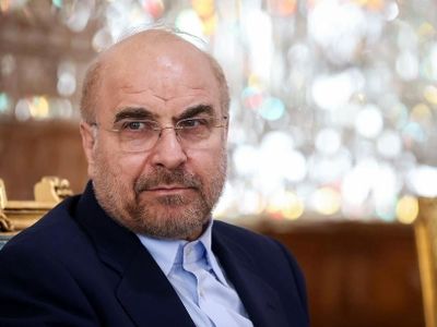 عکس سفر در تاریخ / « اخم های قالیباف در لباس سپاه در کنار هاشمی رفسنجانی» /  دهه 70