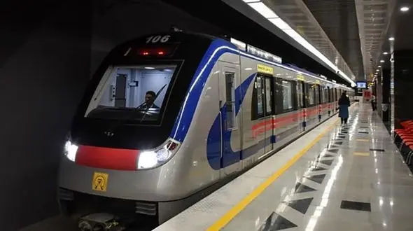 حضور مردان نقره‌ای در مترو تهران برای پیشگیری از کلاهبرداری