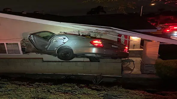 پرواز یک خودرو به داخل آشپزخانه + تصویر / آمریکا