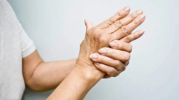 دلیل لرزش دست ها چیست؟