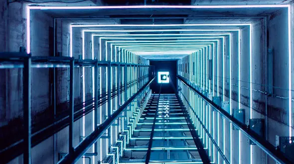 ببینید / لحظه رعب آور سقوط آسانسور