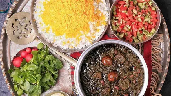 پختن قورمه سبزی در دل طبیعت + فیلم