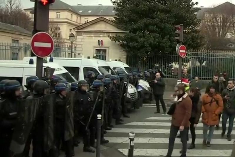  دانشجویان هم در اعتراض به طرح ماکرون