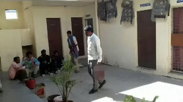 قدم زدن مرد خشمگین با سربریده همسرش در خیابان + تصاویر باورنکردنی