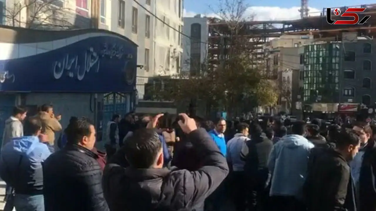 هواداران خشمگین استقلال در پارکینگ باشگاه را شکستند!