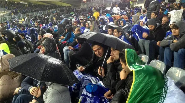  حضور ۲۰ هزار نفر و افزایش شدت بارش باران/ تشویق منصوریان و شعار علیه استقلال 