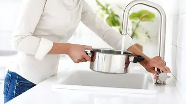 چرا نباید از آب گرم شیر برای آشپزی استفاده کنیم؟ نکته‌ ای مهم برای سلامت خانواده