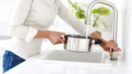 چرا نباید از آب گرم شیر برای آشپزی استفاده کنیم؟ نکته‌ ای مهم برای سلامت خانواده