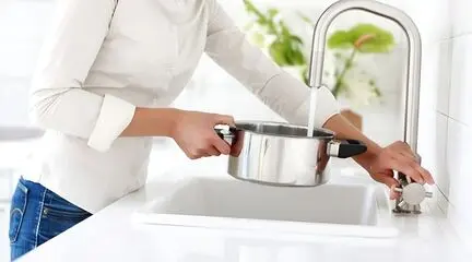 چرا نباید از آب گرم شیر برای آشپزی استفاده کنیم؟ نکته‌ ای مهم برای سلامت خانواده