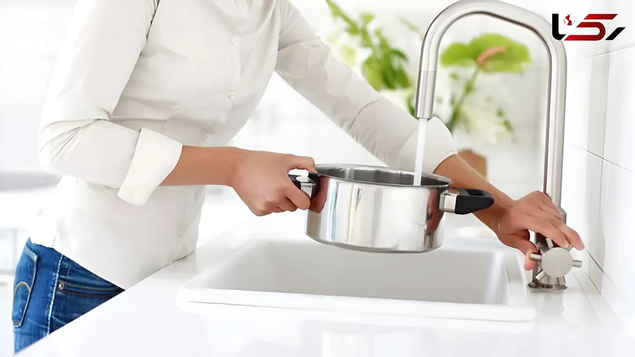 چرا نباید از آب گرم شیر برای آشپزی استفاده کنیم؟ نکته‌ ای مهم برای سلامت خانواده