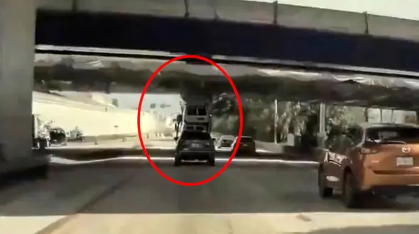 فیلم عجیب از تصادف شدید خودروحامل وانت با پل درحال ساخت