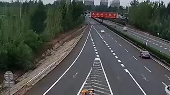 رانندگی عجیب زن چینی، همه را شگفت زده کرد + فیلم