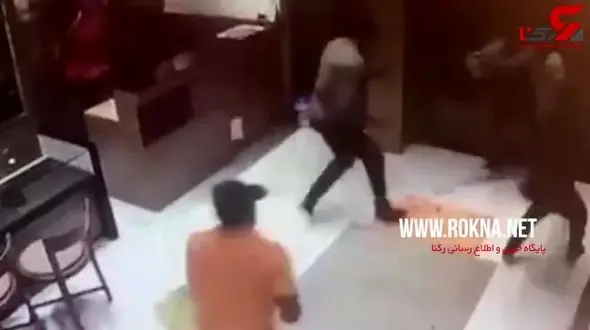 لحظه دستگیری سارق مسلح در داخل  طلافروشی +فیلم 