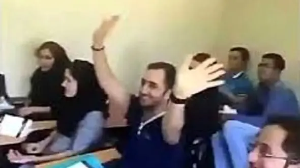 فیلم / آواز شاد /  رقص استاد سر کلاس که اول خیلی خشنه بچها یه حرکت میزنن میاد وسط برو نیست
