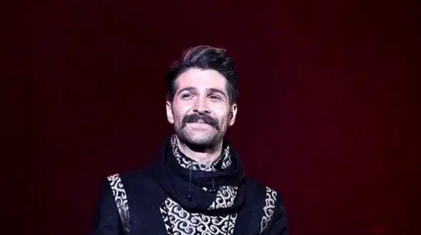 سکانس خندان؛ تو کنسرت حمید هیراد یه خانومی صداش کرد فقط واکنشش عمرا فکرشو میکردی