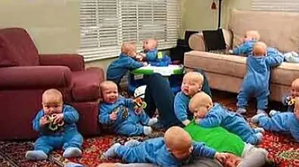 فیلم خلاقیت حماسه ساز و تحسین برانگیز یک مادری برای حمل 8 قلوهایش با کالسکه در خیابان / چقدر باهوش بود این مادر !