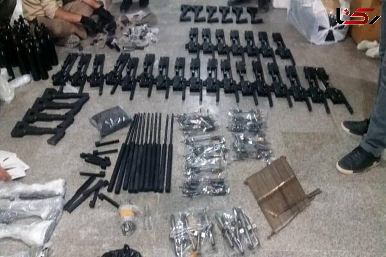 کشف 2 هزار آمپول و 25 قبضه سلاح قاچاق در گمرک بازرگان