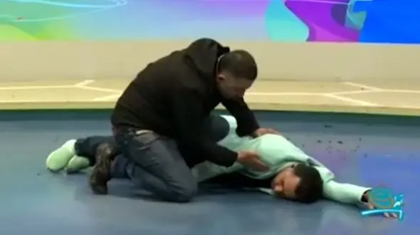 شکستن بطری شیشه روی سر مجری صداوسیما بر روی آنتن زنده/ خانم مجری از ترس سکته کرد!+ فیلم